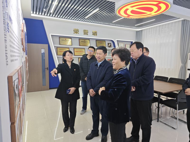 自拍亚洲综合2025年05月09日上午 安阳市人大常委会副主任、市总工会党组书记、主席夏军一行莅临华阳电磁铁参观调研；对公司2023年全国五一劳动奖章获得者汪利娜慰问，并听取劳模工作室相关情况汇报